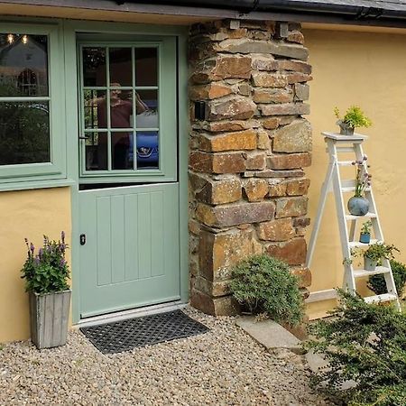 The Bothy Near Tenby, Big Projector Screen, Four-Poster Bed, On-Site Hot Tub Access Via Spa Pack, Breakfast Екстериор снимка