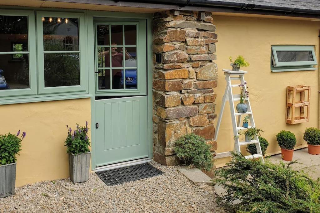 The Bothy Near Tenby, Big Projector Screen, Four-Poster Bed, On-Site Hot Tub Access Via Spa Pack, Breakfast Екстериор снимка