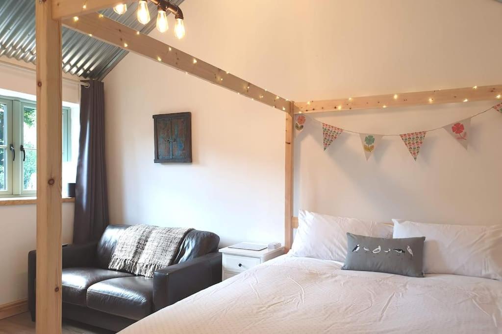 The Bothy Near Tenby, Big Projector Screen, Four-Poster Bed, On-Site Hot Tub Access Via Spa Pack, Breakfast Екстериор снимка
