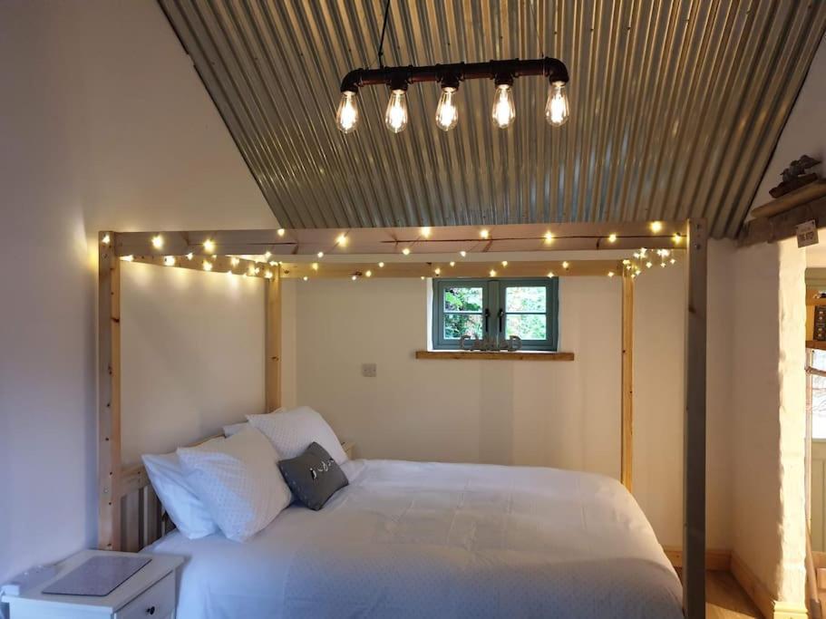 The Bothy Near Tenby, Big Projector Screen, Four-Poster Bed, On-Site Hot Tub Access Via Spa Pack, Breakfast Екстериор снимка